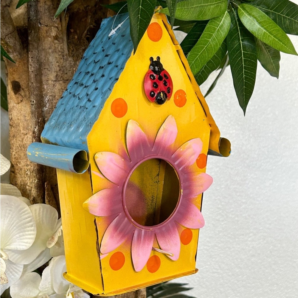 NEW* YELLOW METAL BIRDHOUSE